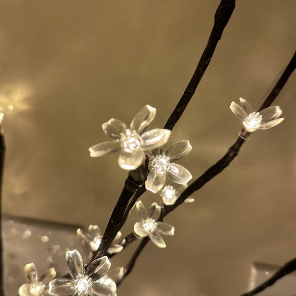 🌸NEW CHERRY BLOSSOM TREE INDOOR OUTDOOR 5 FOOT LED WITH BOX. CAN USE TO DECOR. - Picture 15 of 16